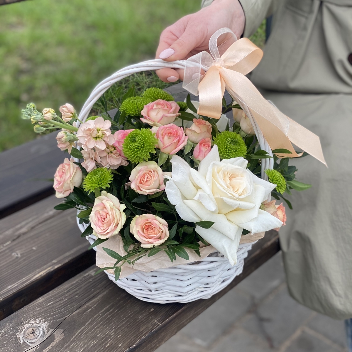 Корзиночка Лесная сказка из кустовых и одноголовых роз, маттиолы и филин грина