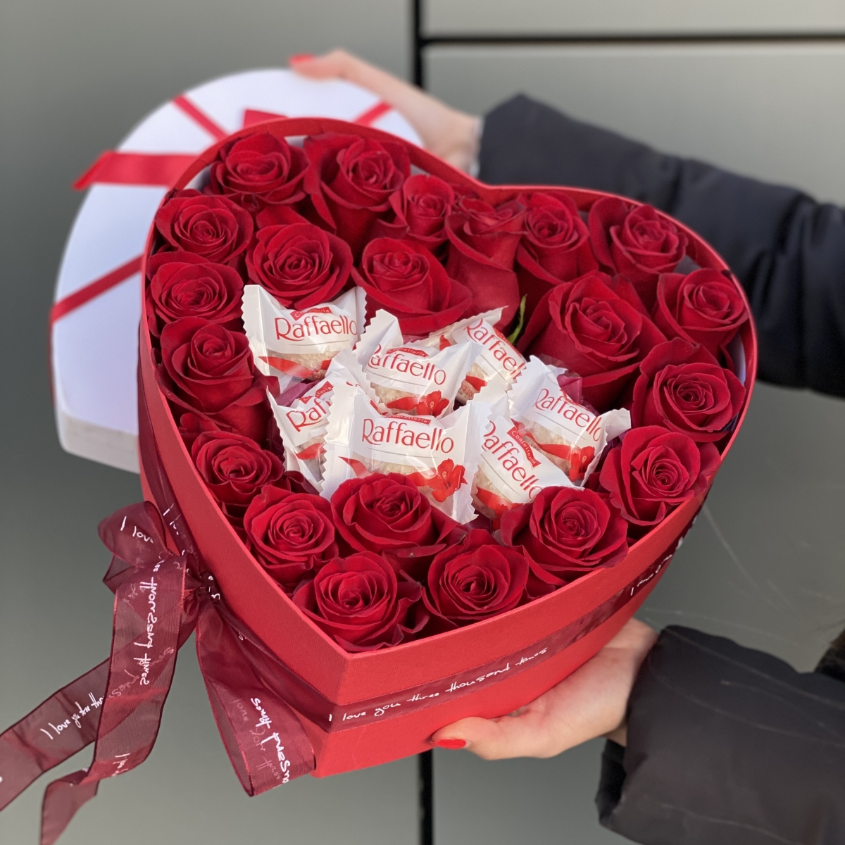 Сердце из красных роз и Рафаэлло