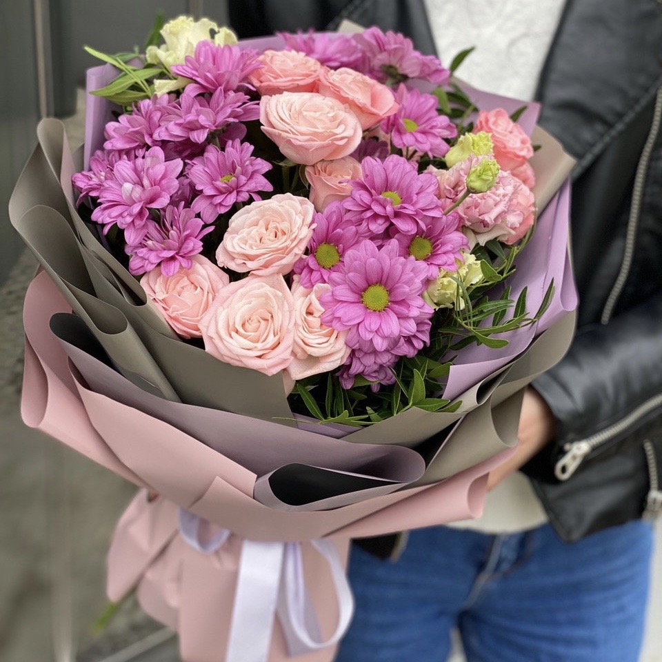 Букет из хризантем и кустовой розы Мерцание