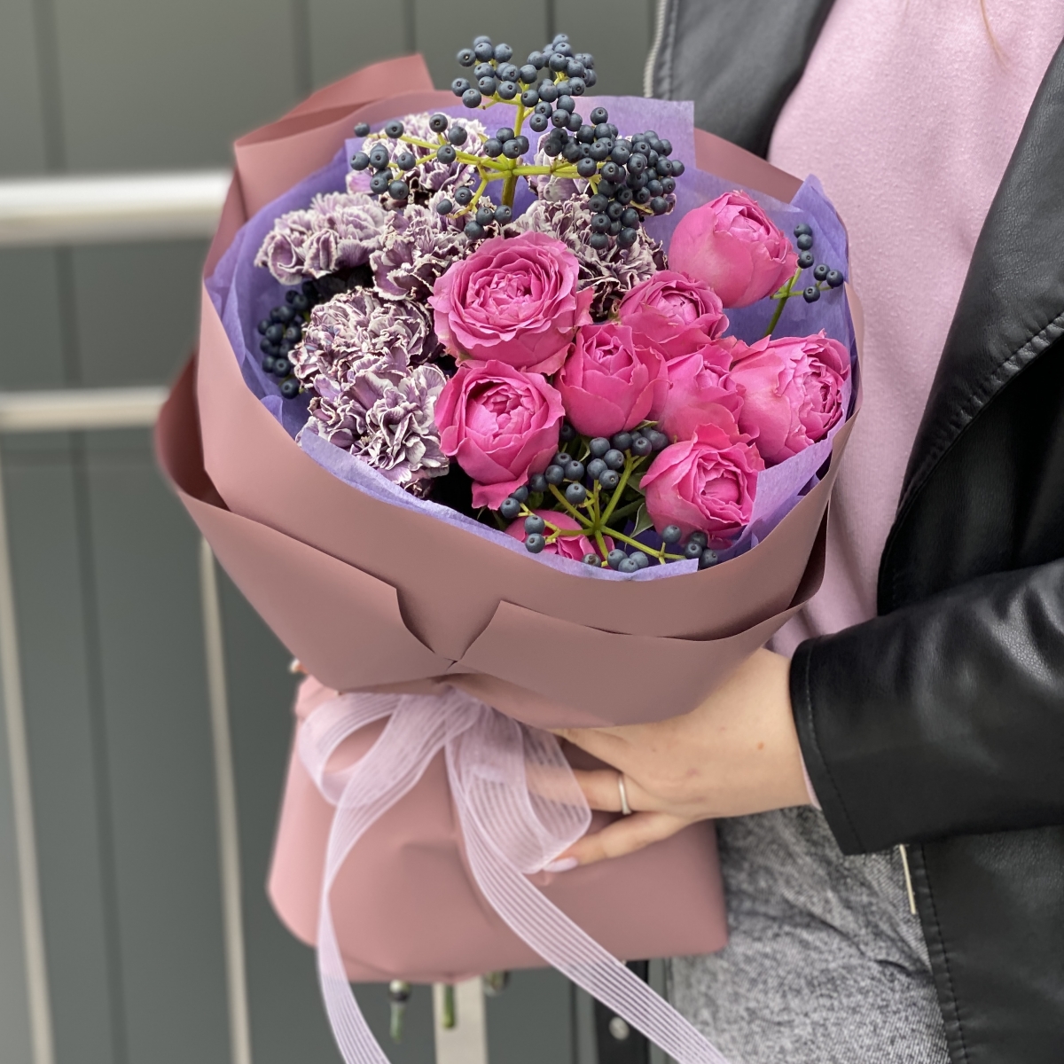 Букет Ежевичный Смузи из кустовой пионовидной розы, диантуса и вибурнума