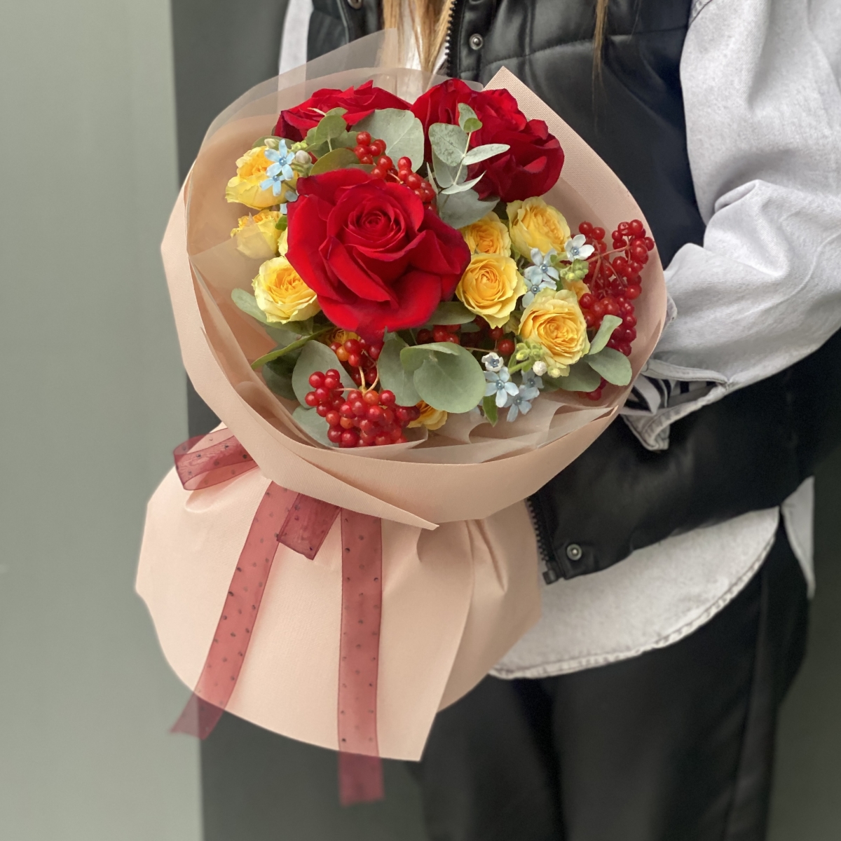 Букет Рио из красного вибурнума, оксипеталума, роз и эвкалипта