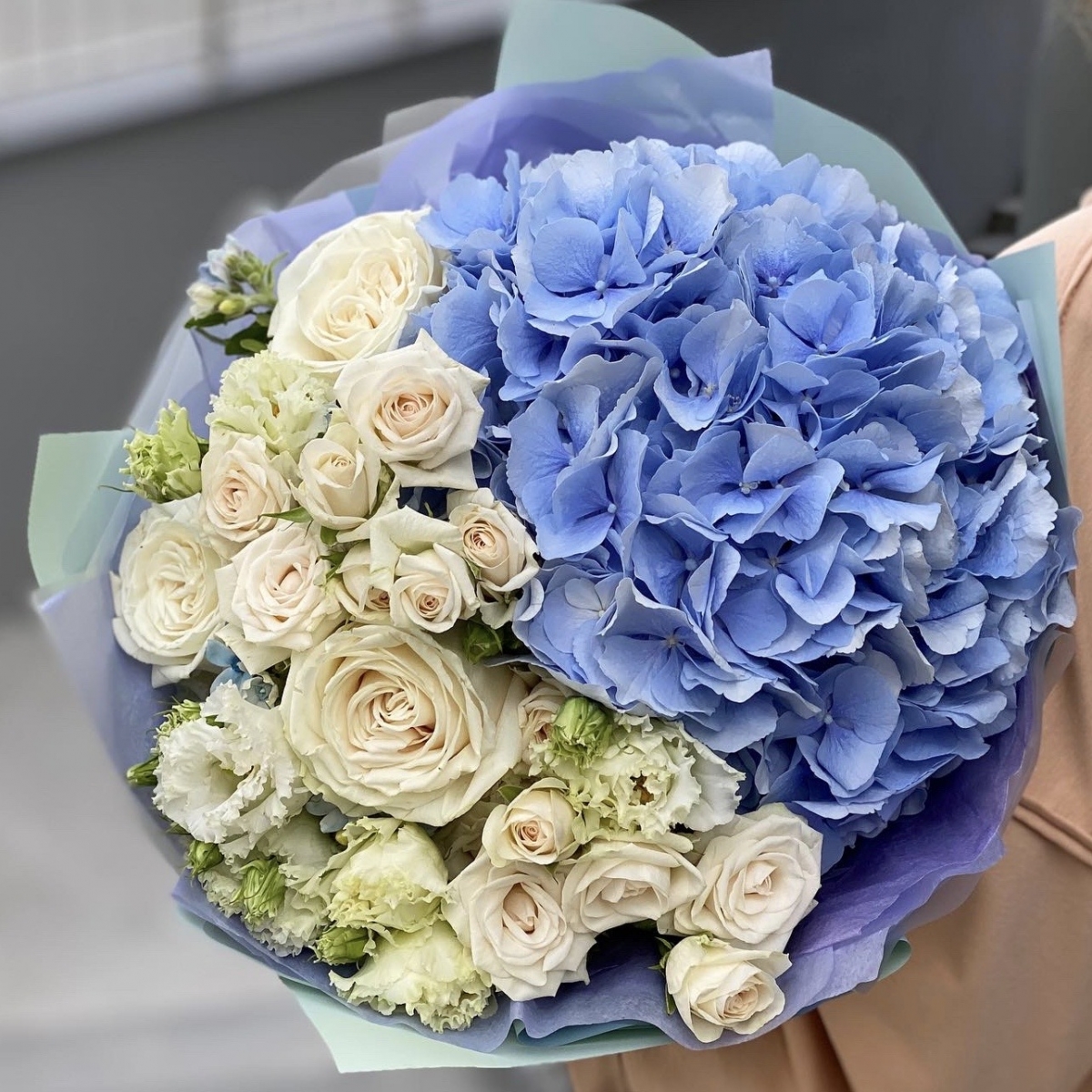 Букет из гортензии, кустовой и одноголовой розы, оксипеталума и эустомы Милена