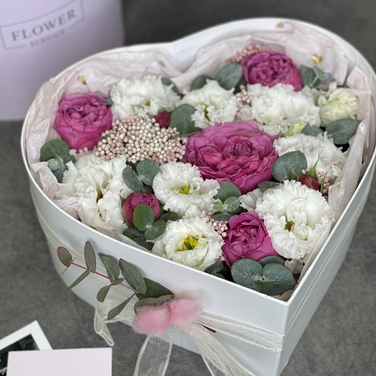 Коробка сердце Сладкая парочка из кустовых пионовидных роз, эустомы и озотамнуса