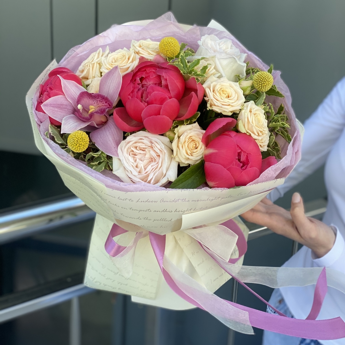 Букет Ассорти из пионов, цимбидиума, роз и краспедии