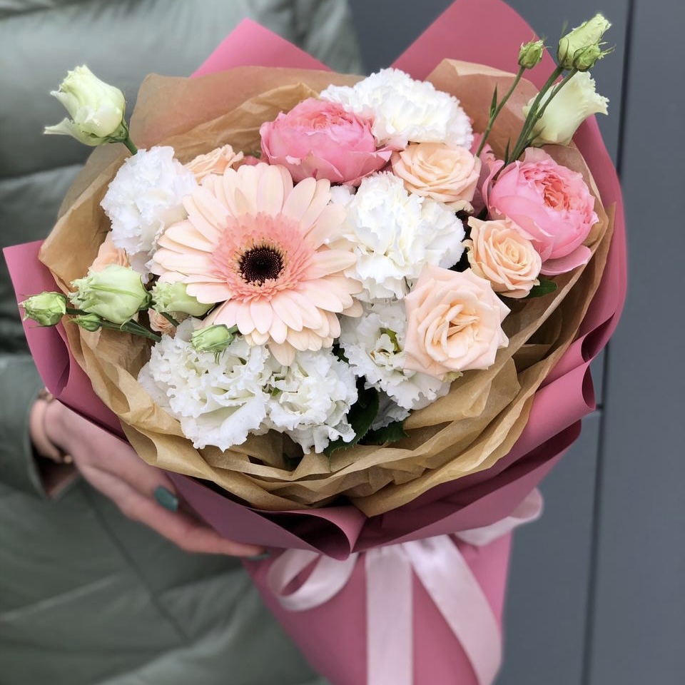 Букет из герберы, эустомы и кустовых роз Легкость
