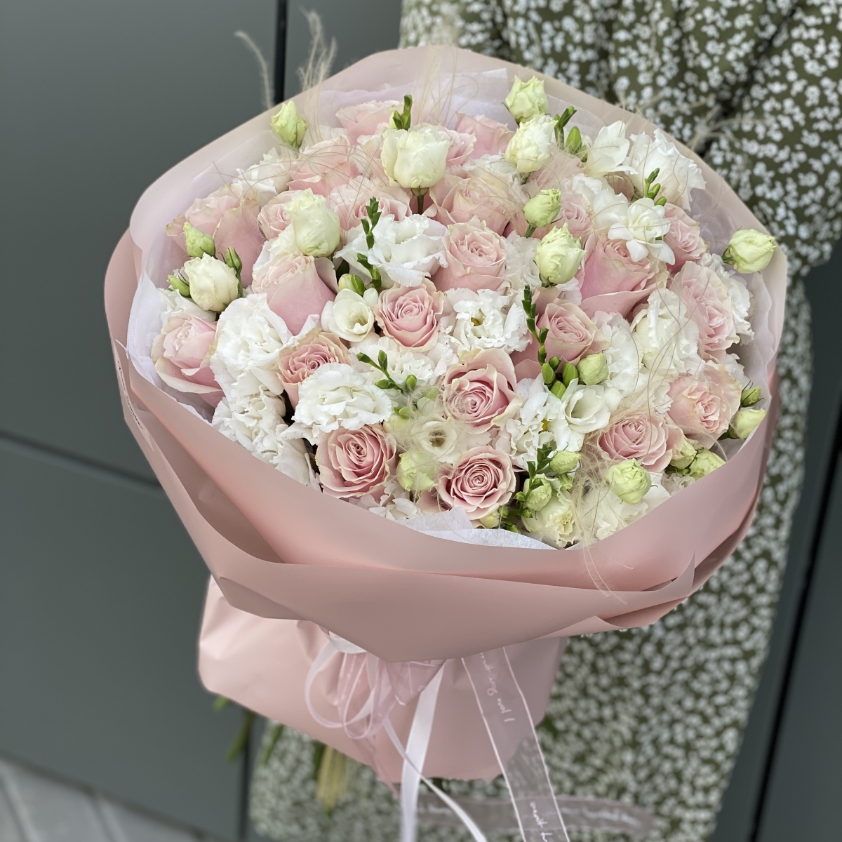 Букет Фееричный из эустомы, розовых роз, фрезии и стифы