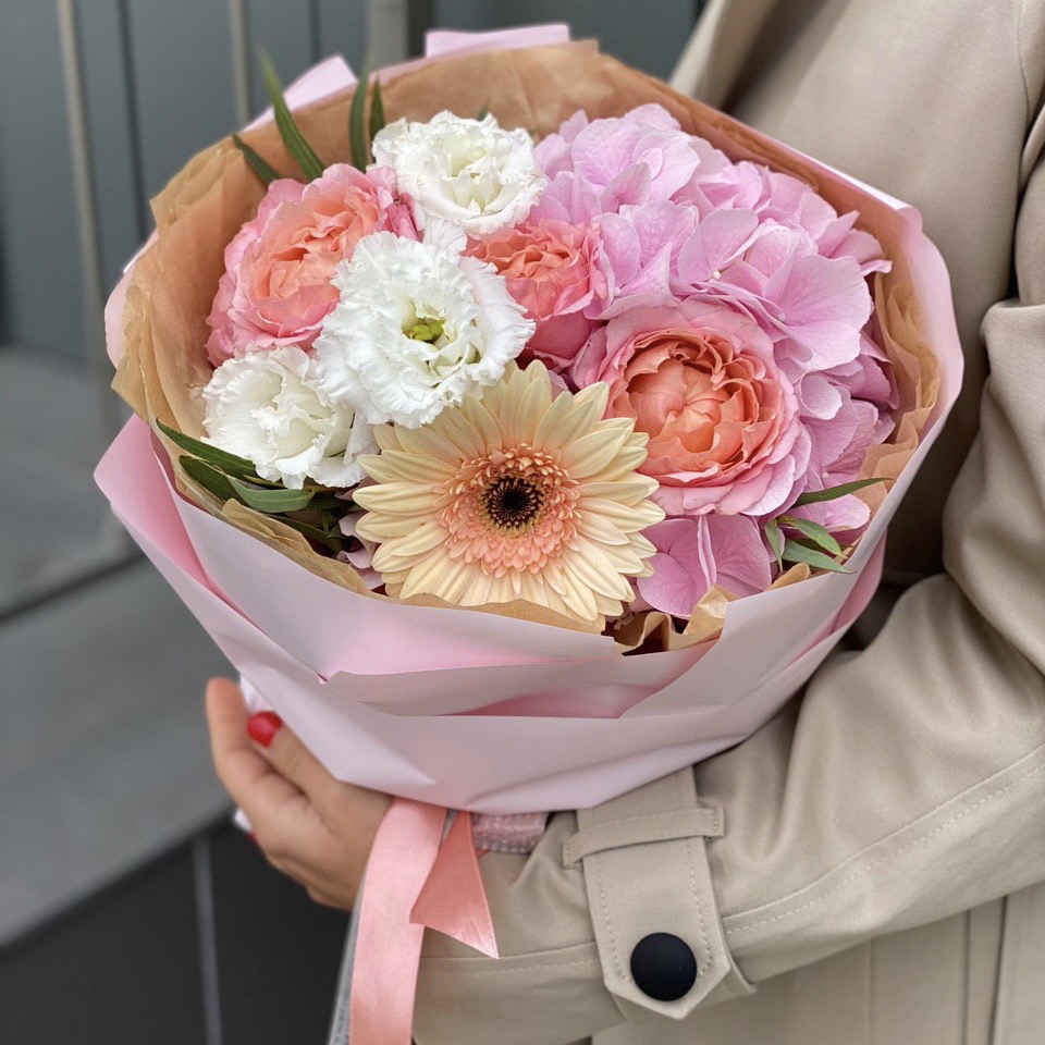 Букет из гортензии, кустовой пионовидной розы, эустомы и герберы Тиссот