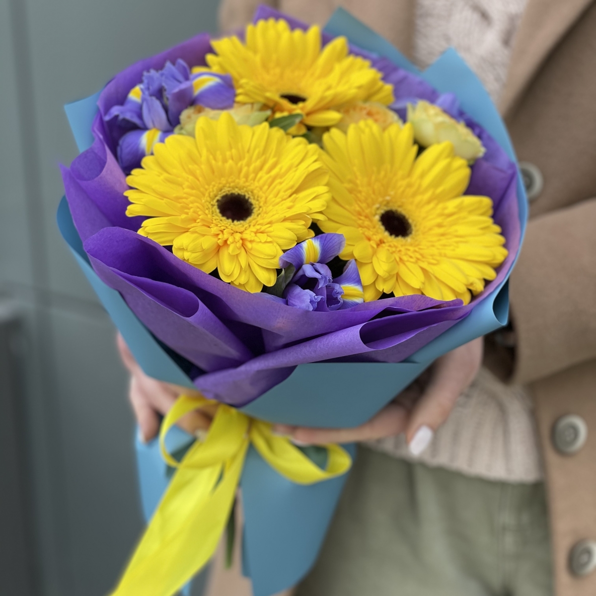 Букет Кейптаун из гербер, ирисов и кустовой розы