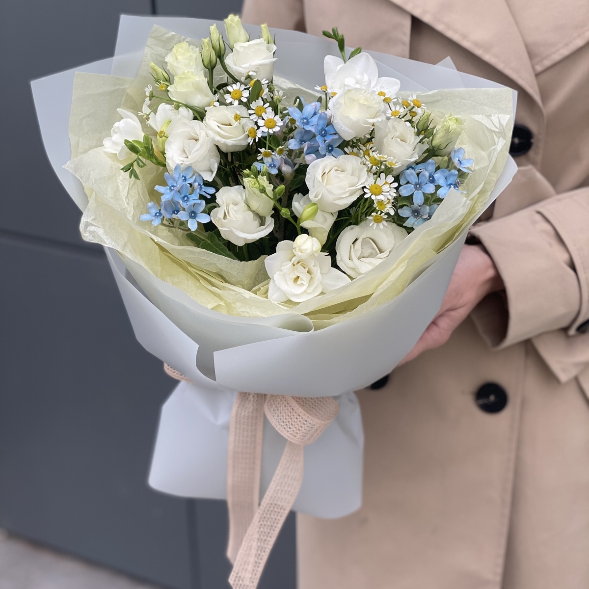 Букет Рене из танацетума, оксипеталума, фрезии и эустомы