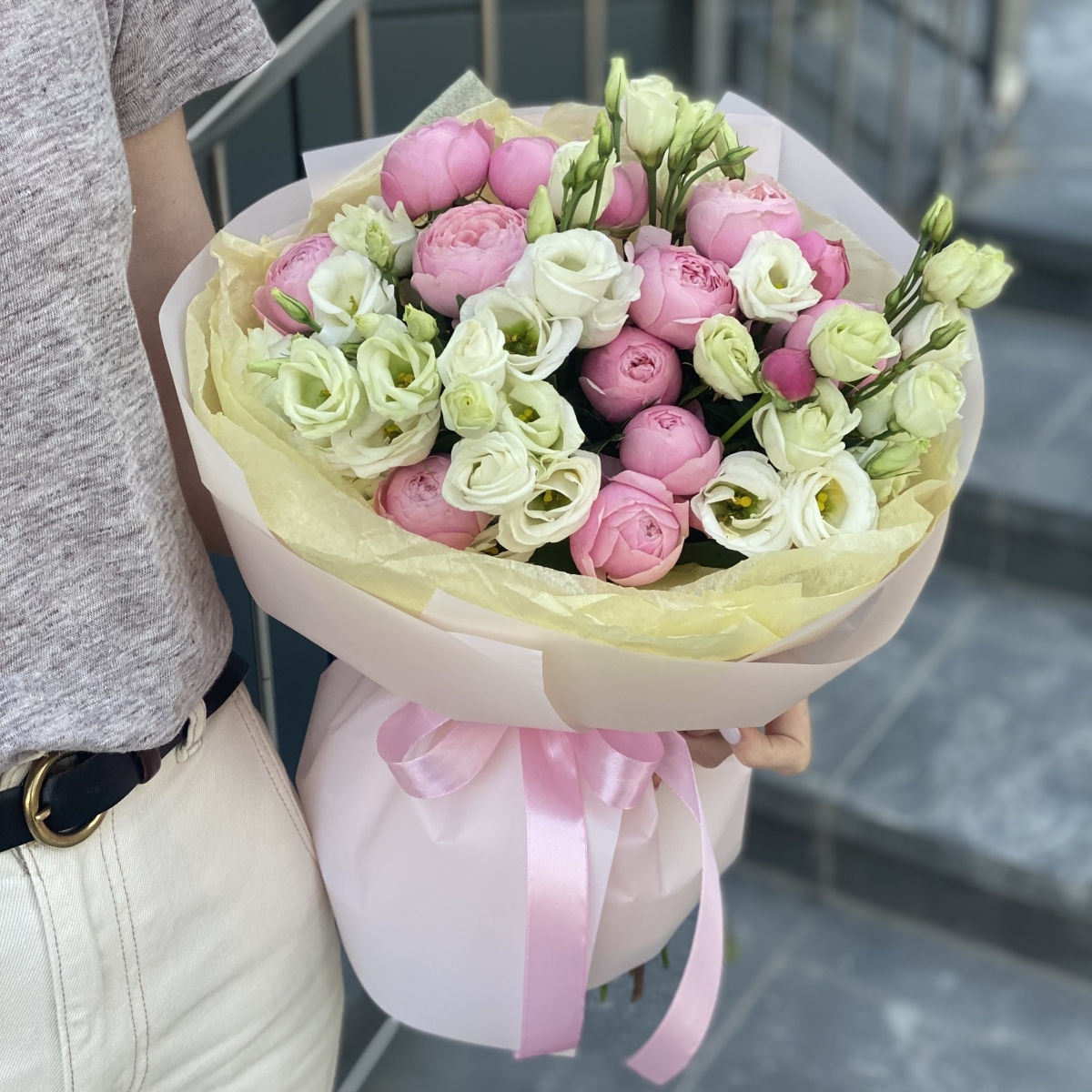 Букет Шанталь из пионовидной кустовой розы и эустомы