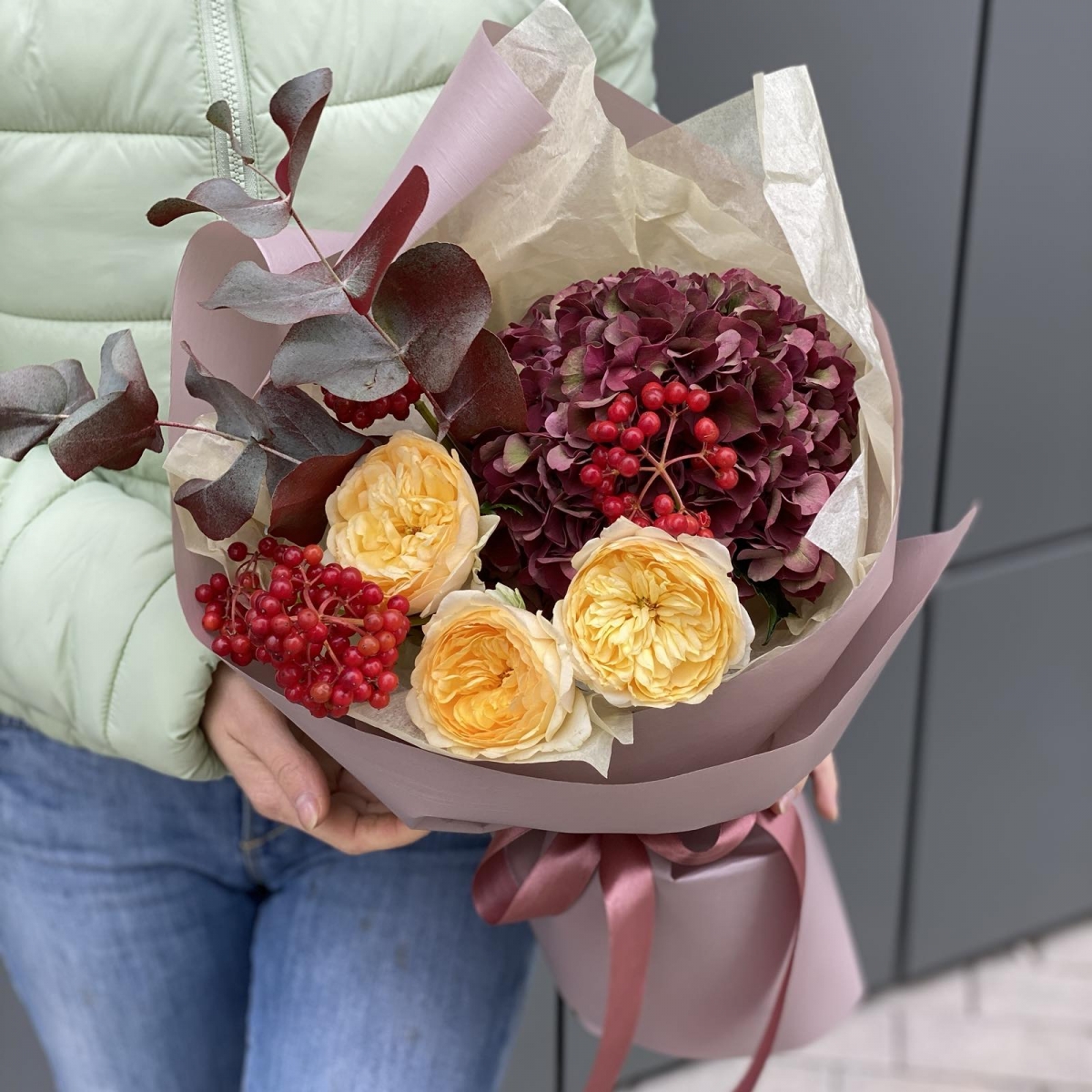 Букет Сентябрь из гортензии, вибурнума, кустовой розы сорта каталина и эвкалипта