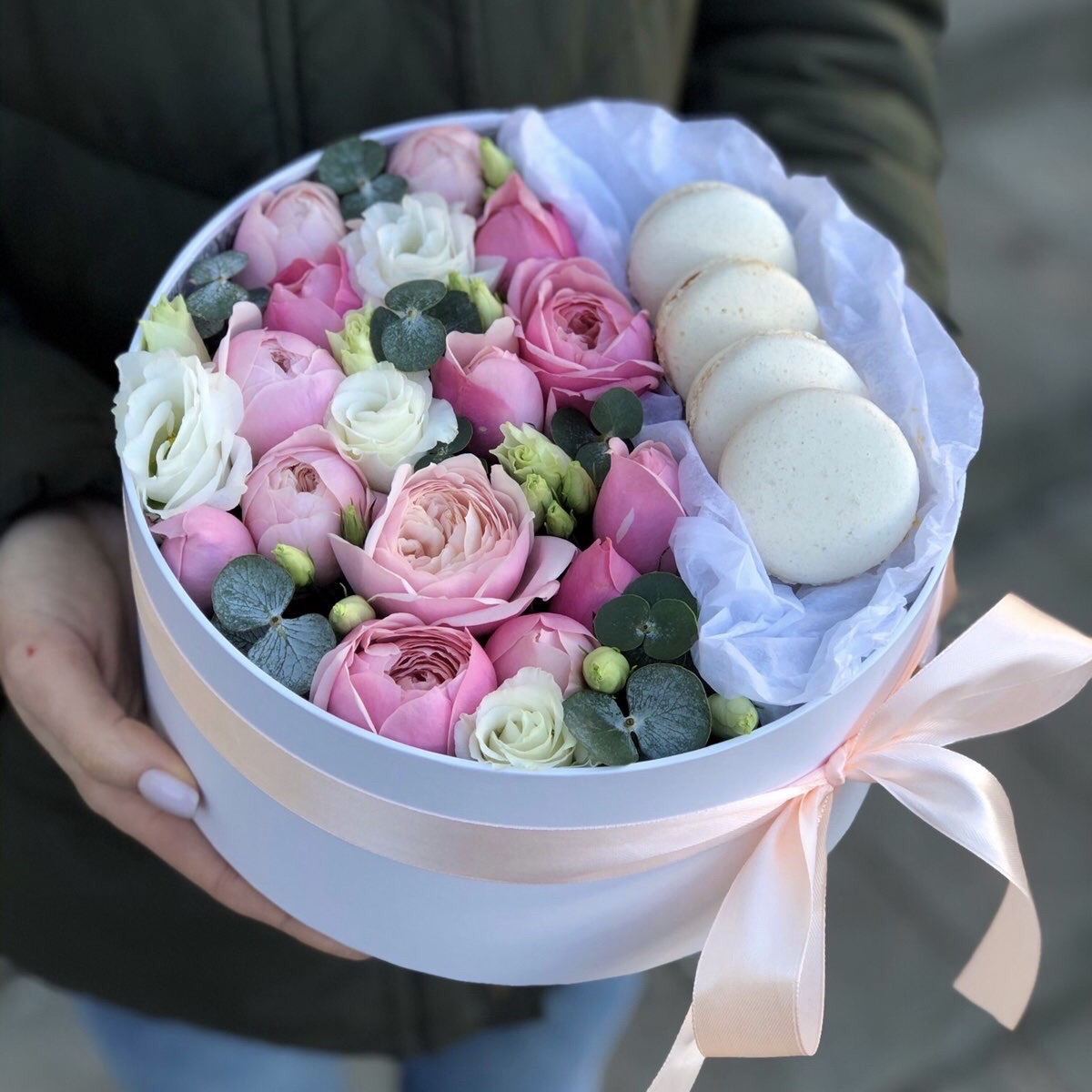 Шляпная коробка с тюльпанами и пионовидными розами Магия Любви