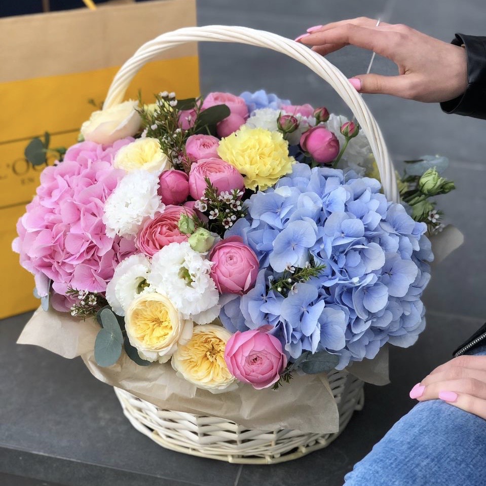 Корзина из гортензии, пионовидной куствой розы, эустомы и диантуса Летний десерт