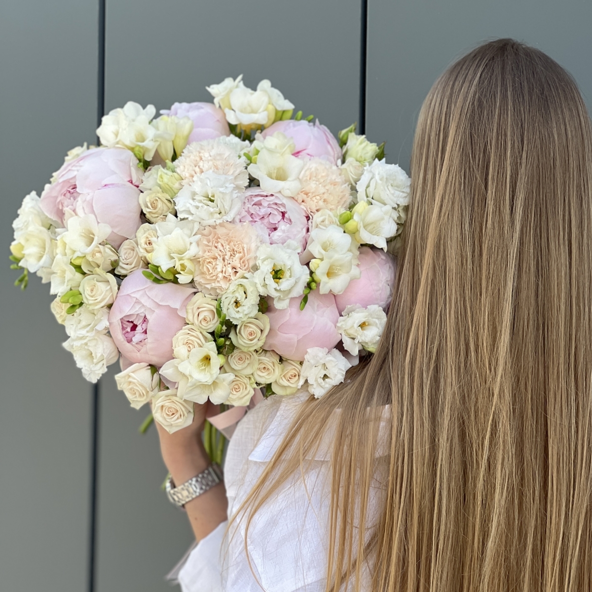 Букет Монте-Карло из пионов, фрезии, диантуса и кустовых роз