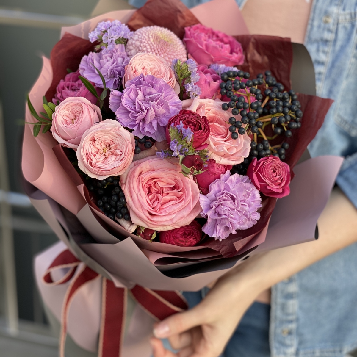 Букет из пионовидной кустовой и одноголовой розы, вибурнума и диантуса Вечер в Монако