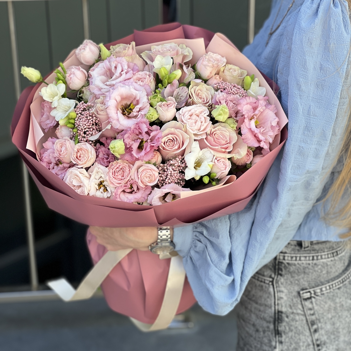 Букет Орлеана из кустовых роз, альстромерии, фрезии и озотамнуса