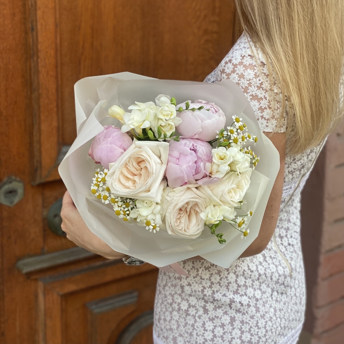 Букет Диор из фрезии, пионов, роз и танацетума