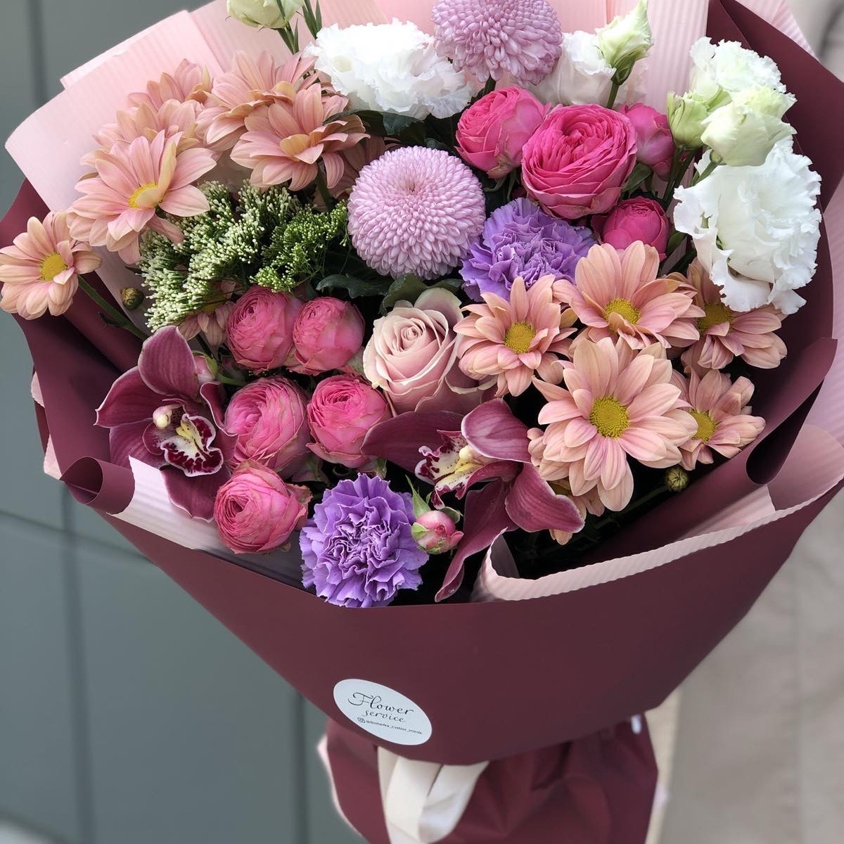 Букет из роз, ранункулюсов и эустомы Капучино