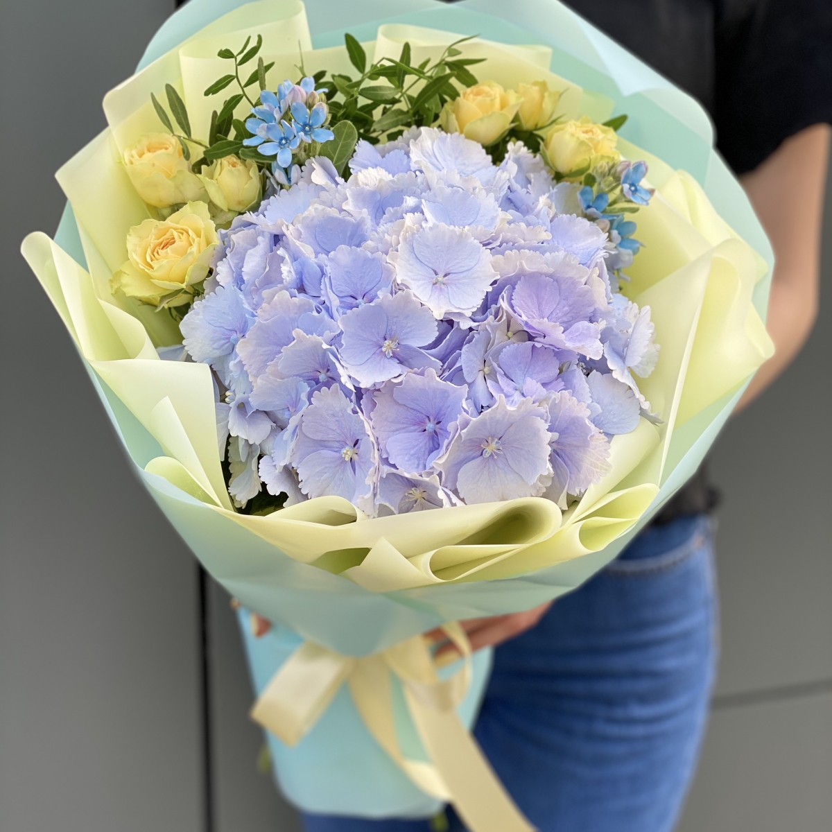 Букет из эустомы, маттиолы, кустовой розы, альстромерии и трахелиума Аделина