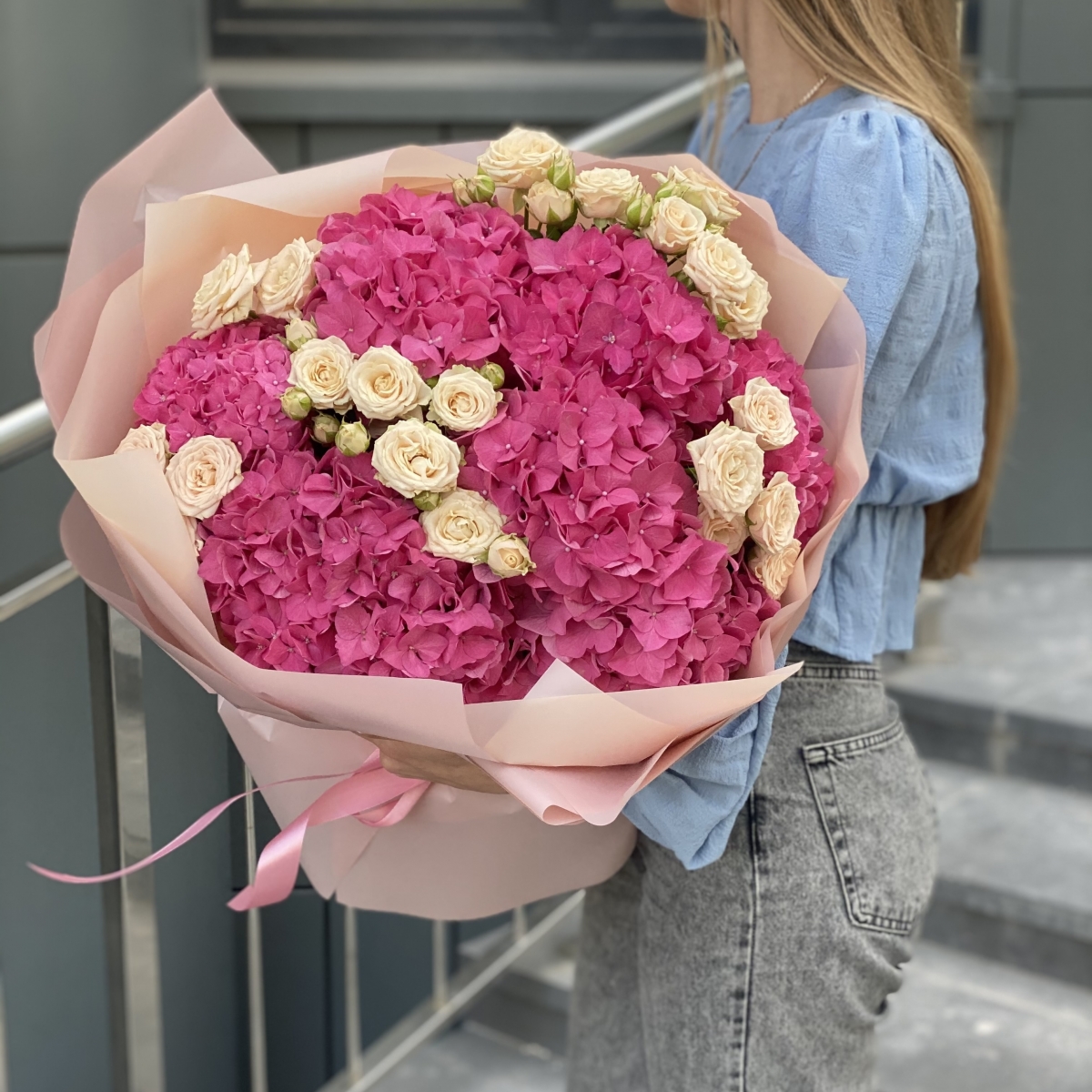 Букет Терпкий аромат из гортензий и кустовых роз