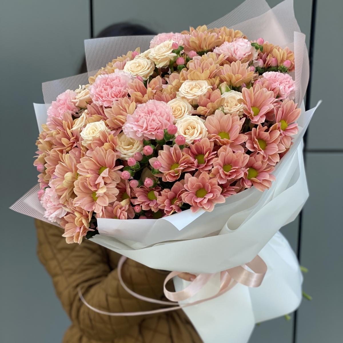 Букет Монтана с хризантемой и кустовой розой Монтана