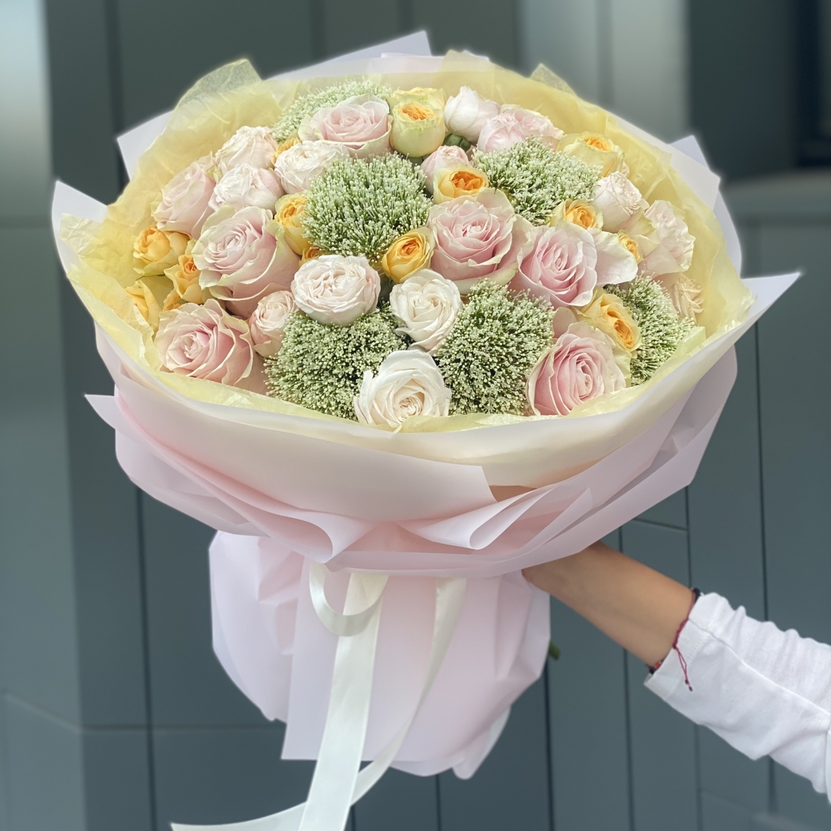 Букет Заветная мечта из кустовых и одноголовых роз, трахелиума