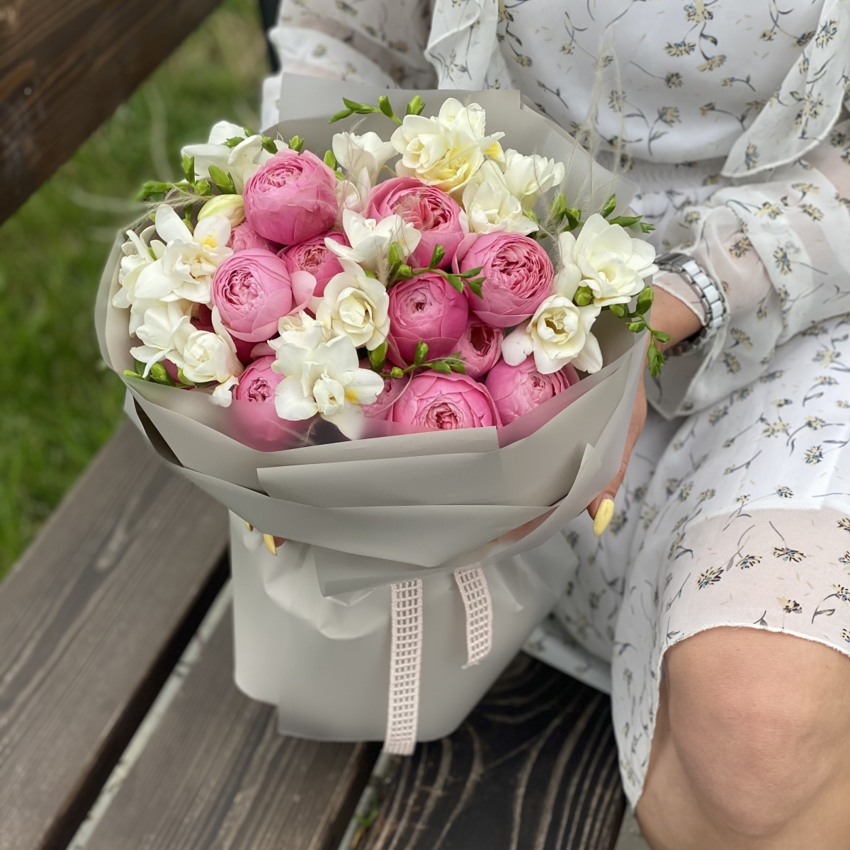 Букет Армани из кустовых пионовидных роз и фрезии