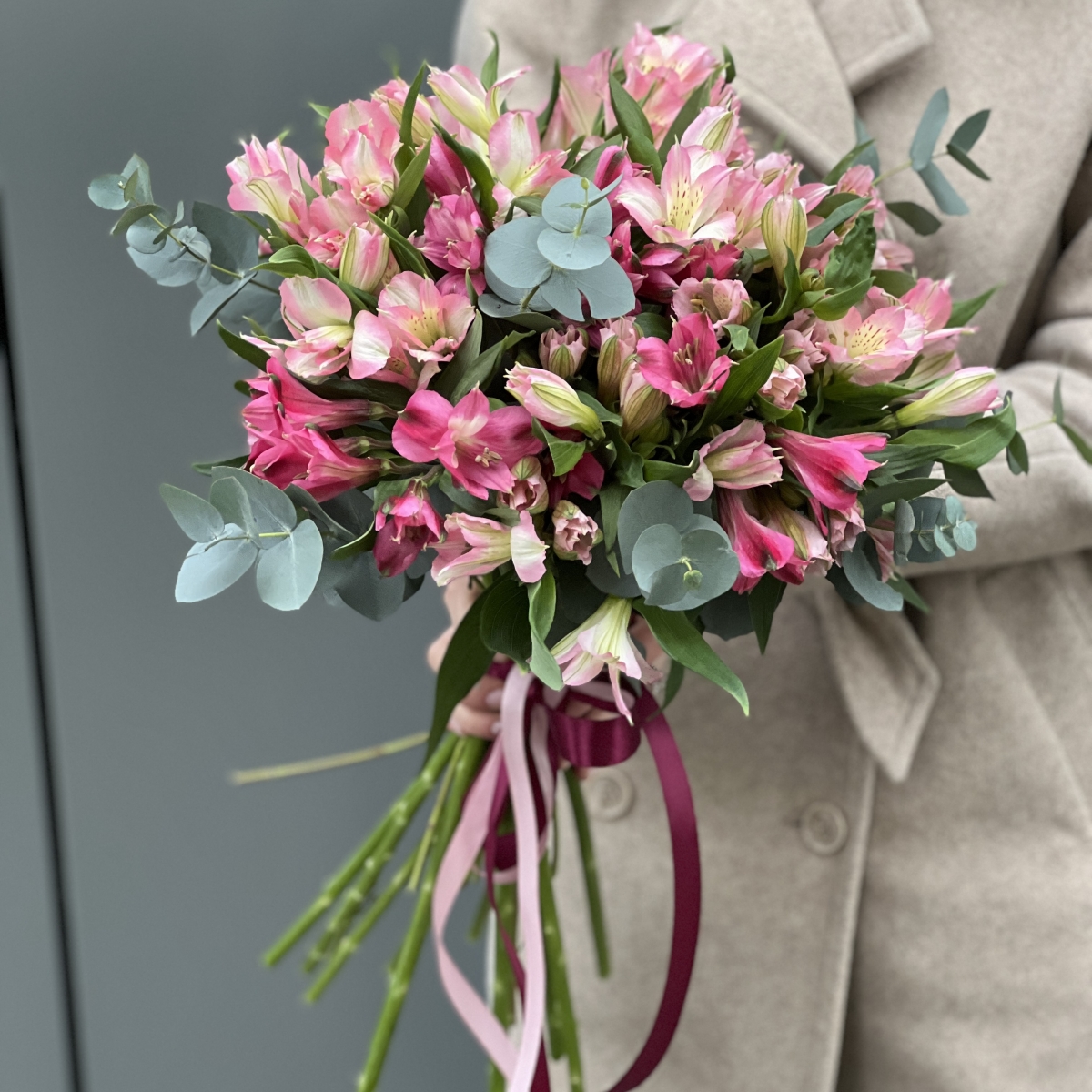 Букет Созвездие из 15 альстромерий и эвкалипта