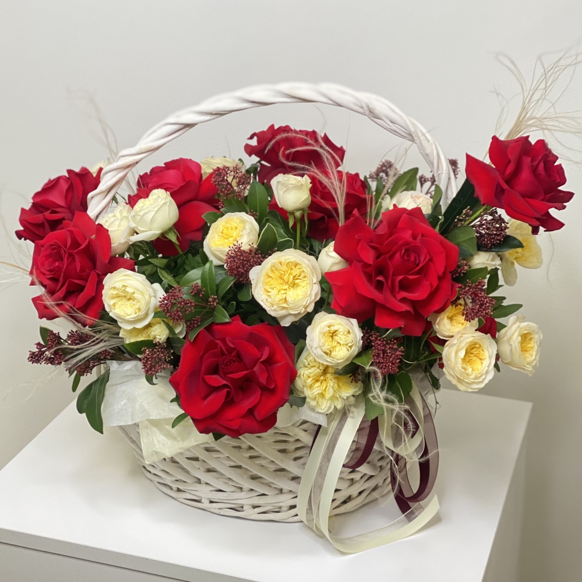 Корзина Эсмира из красных роз, кустовых пионовидных роз и скиммии