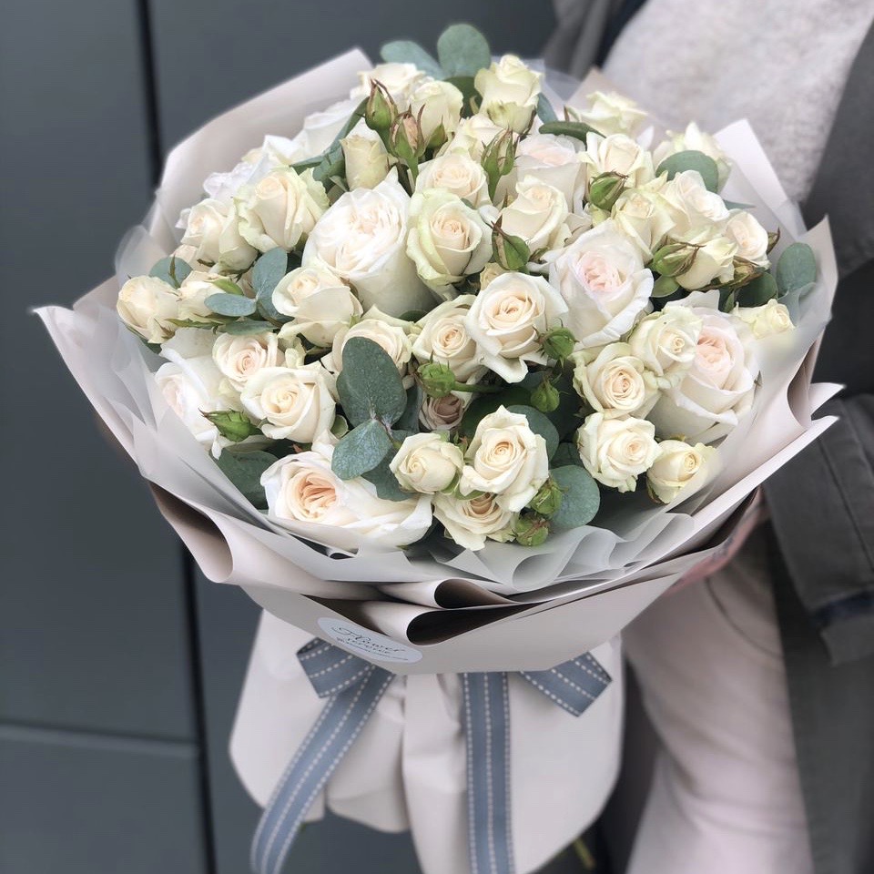 Букет из кустовой и одноголовой розы Крем-брюле