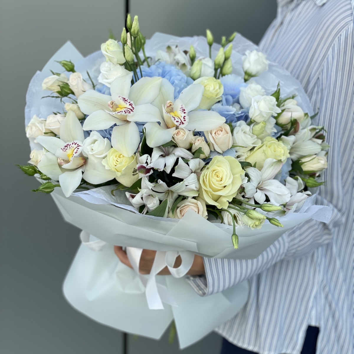 Букет Океан из гортензии, альстромерии, роз, цимбидиума и эустомы