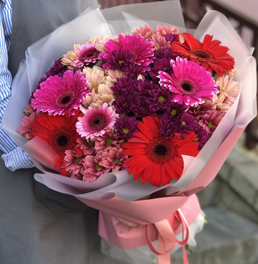 Букет их хризантем и гербер Вишня