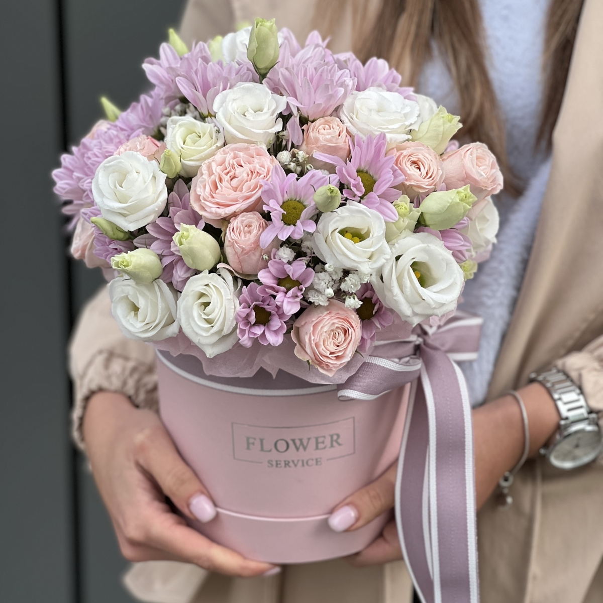 Коробка Цветочная поляна из хризантемы, кустовой розы и эустомы