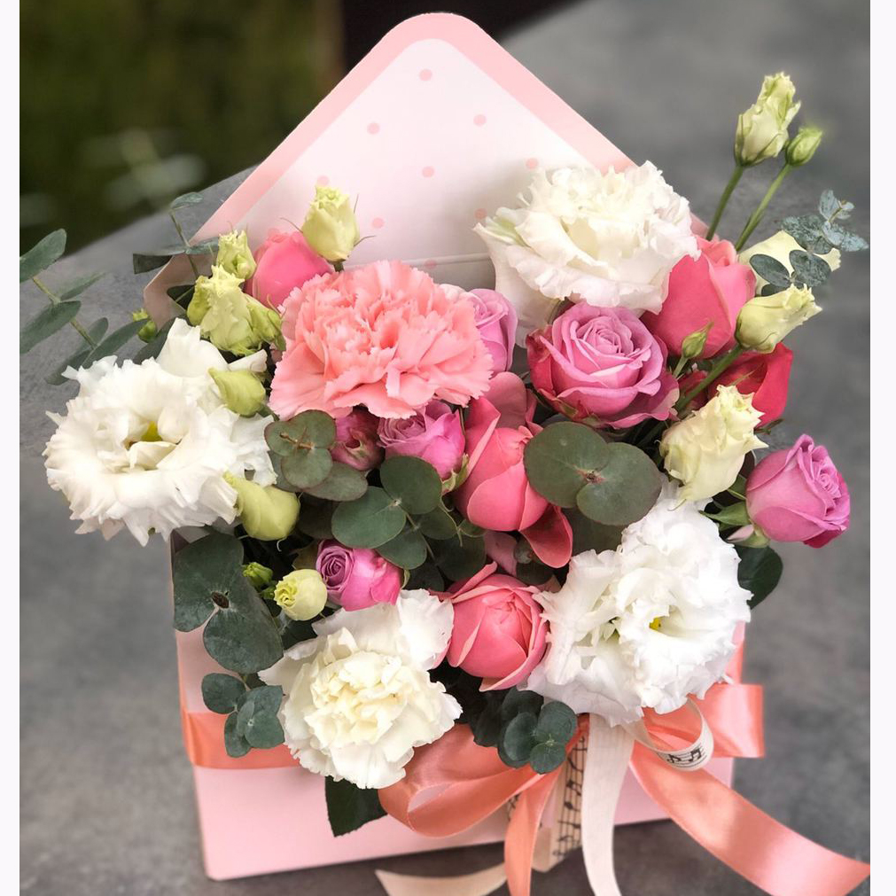 Корзинка В Лучах Солнца из озотамнуса, пионовидных роз, стифы и эустомы