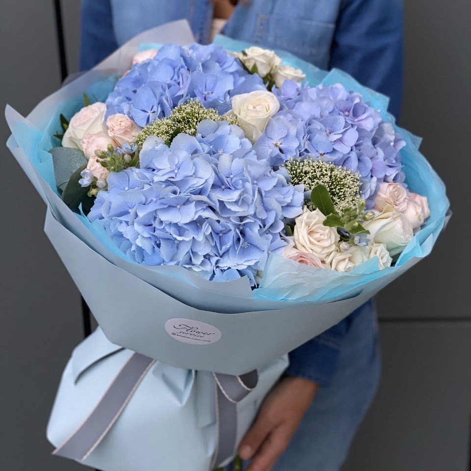 Букет из гортензии, кустовой и одноголовой розы, оксипеталума и трахелиума Мави