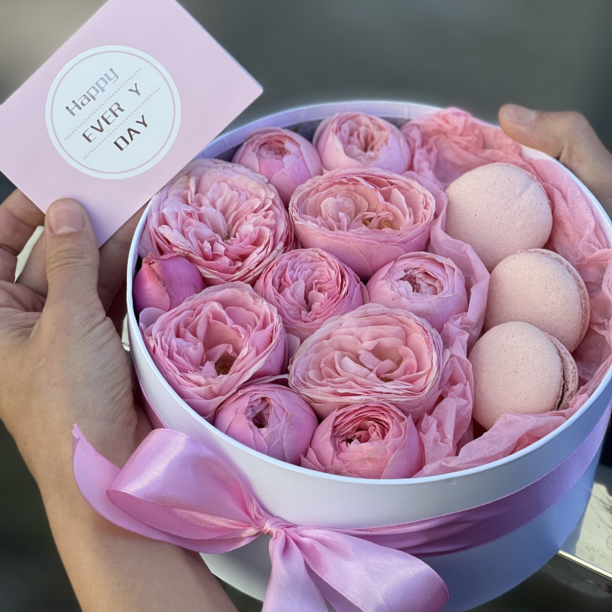 Коробочка с пионовидными розами и macarons Акцент