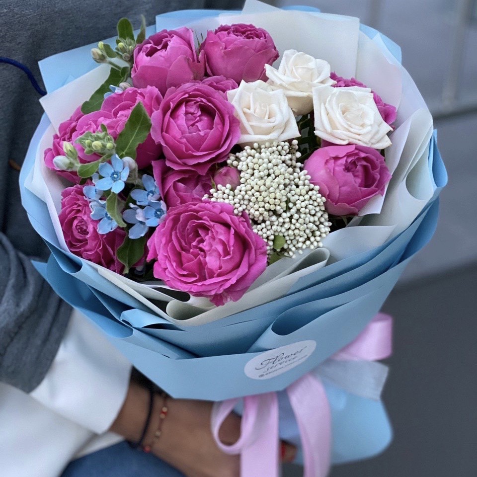 Букет из кустовой пионовидной розы, оксипеталума и озотамнуса Ланком