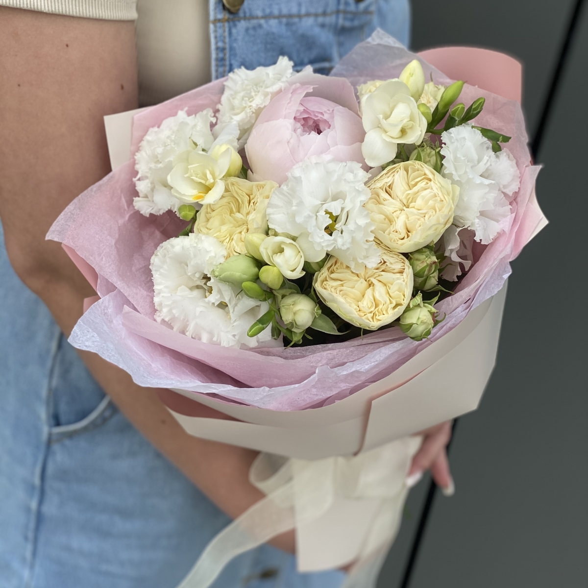 Букет Джустин из пиона, фрезии, эустомы и розы