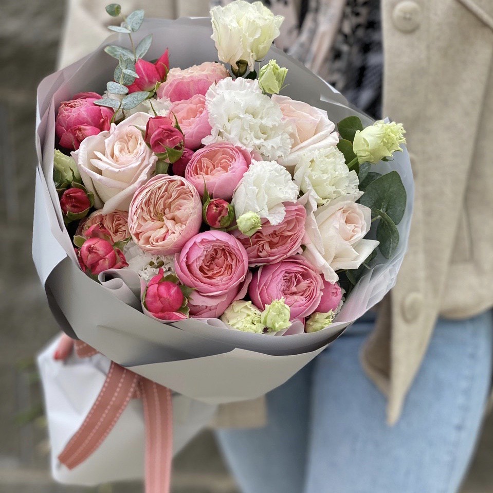 Букет Нежный прованс из кустовых пионовидных роз и эустомы