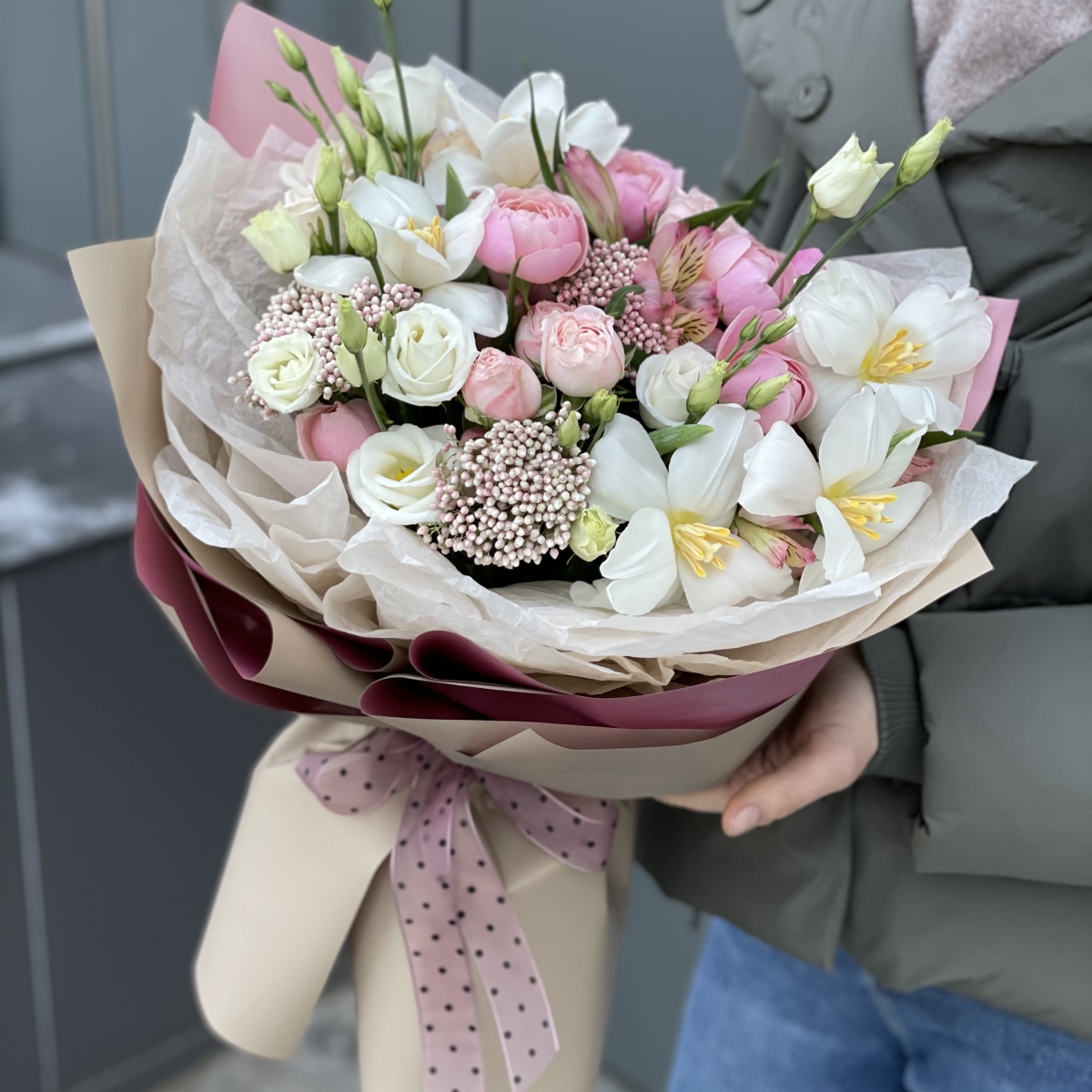 Букет Императрица из тюльпанов, озотамнуса, роз и эустомы