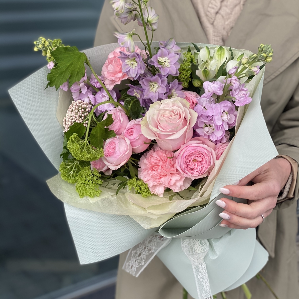 Букет Сиерра из дельфиниума, маттиолы, озотамнуса, вибурнума и роз