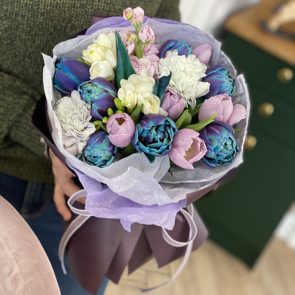 Букет Ниагара из тюльпанов, диантуса, маттиолы и фрезии