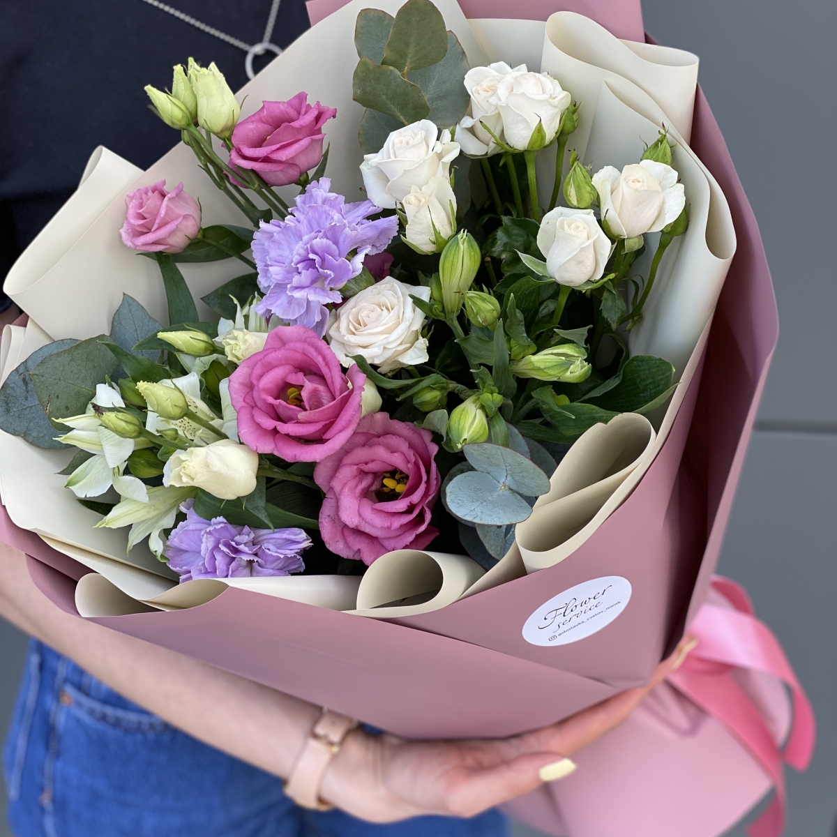 Букет из кустовой розы и альстромерии Узор