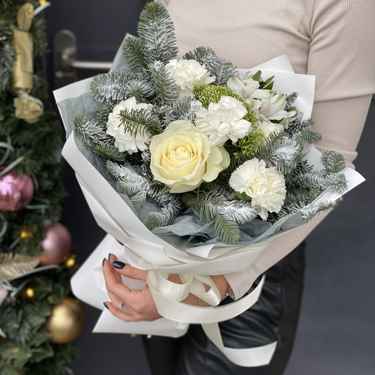 Букет Новогодние чудеса из нобилиса, трахелиума, розы, альстромерии и диантуса