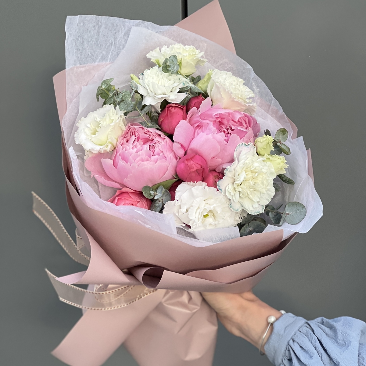 Букет Лебединое озеро из пинов, эустомы, кустовой пионовидной розы и диантуса