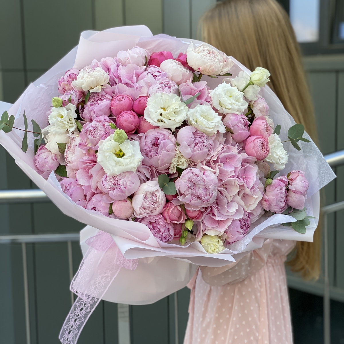 Букет Аликанте из пионов, гортензии, роз и эустомы