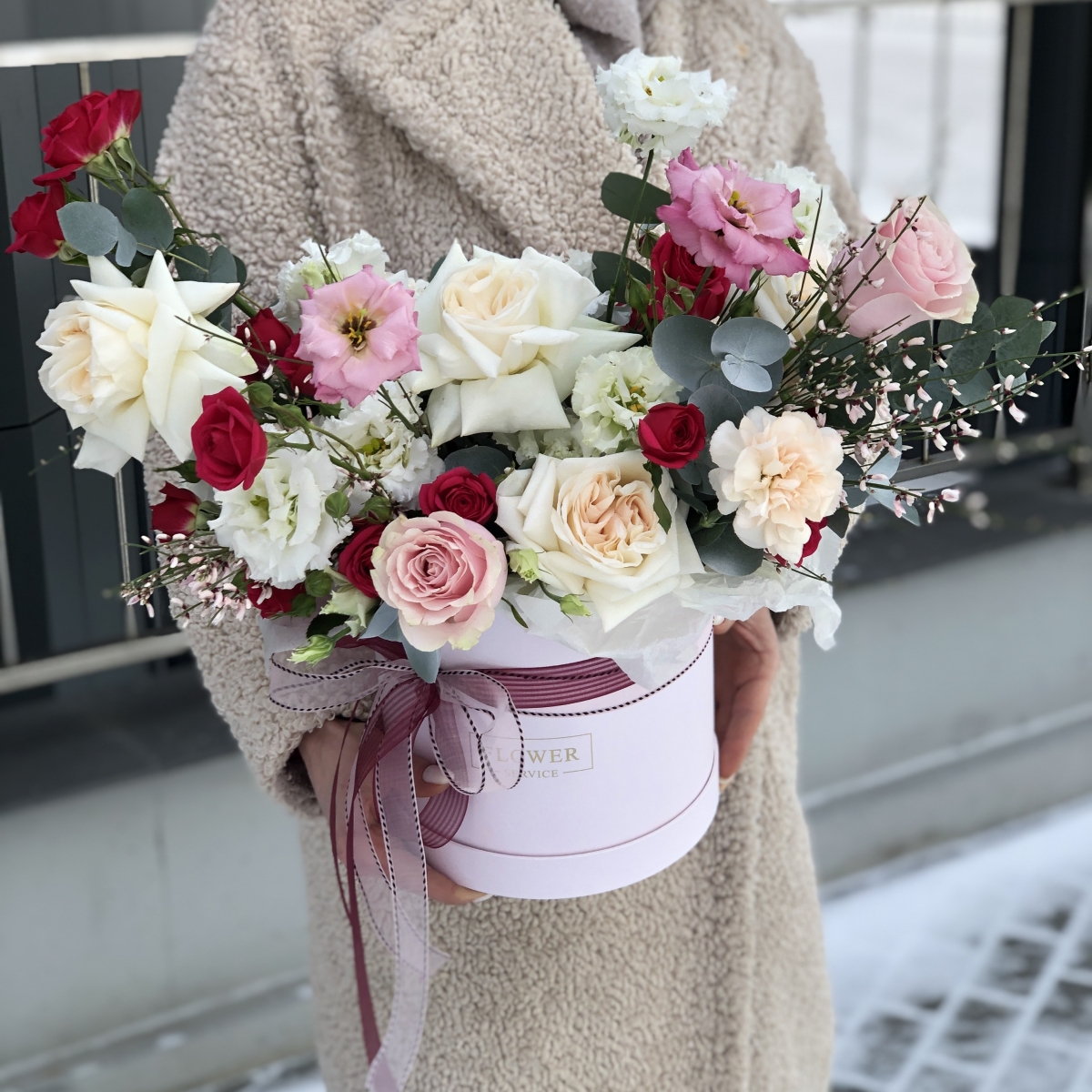 Коробка Робкий поцелуй из роз сорта квинси, охара, эустомы, генисты и диантуса,