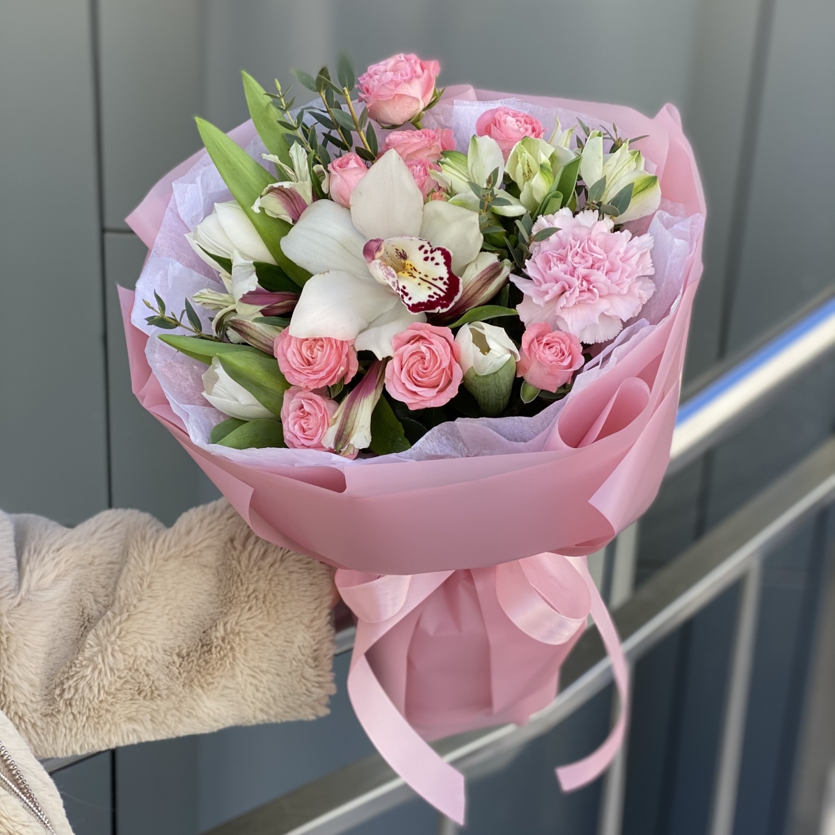 Букет Милкшейк из маттиолы, диантуса, роз и эустомы