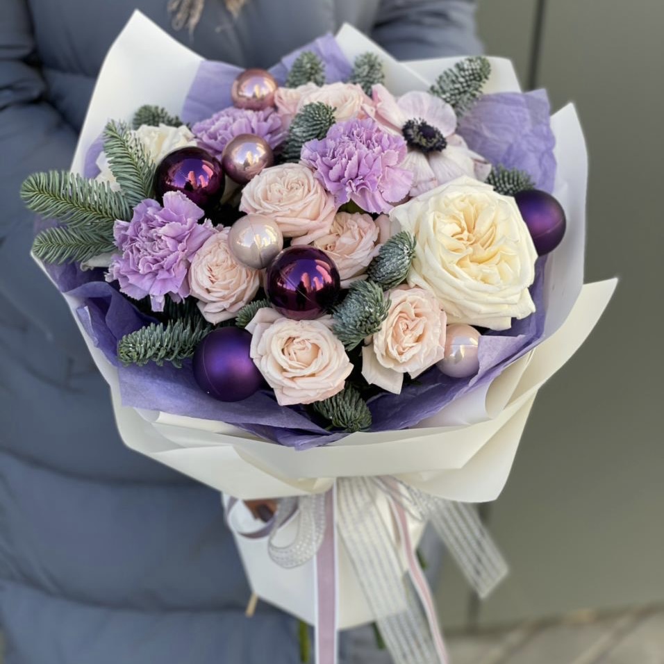 Букет Зимний сон из кустовых роз, анемона, диантуса и праздничного декора