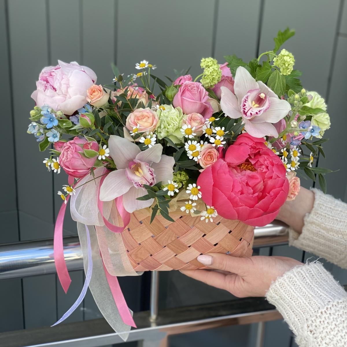 Корзина Лучистый день из пионов, оксипеталума, вибурнума, роз и цимбидиума